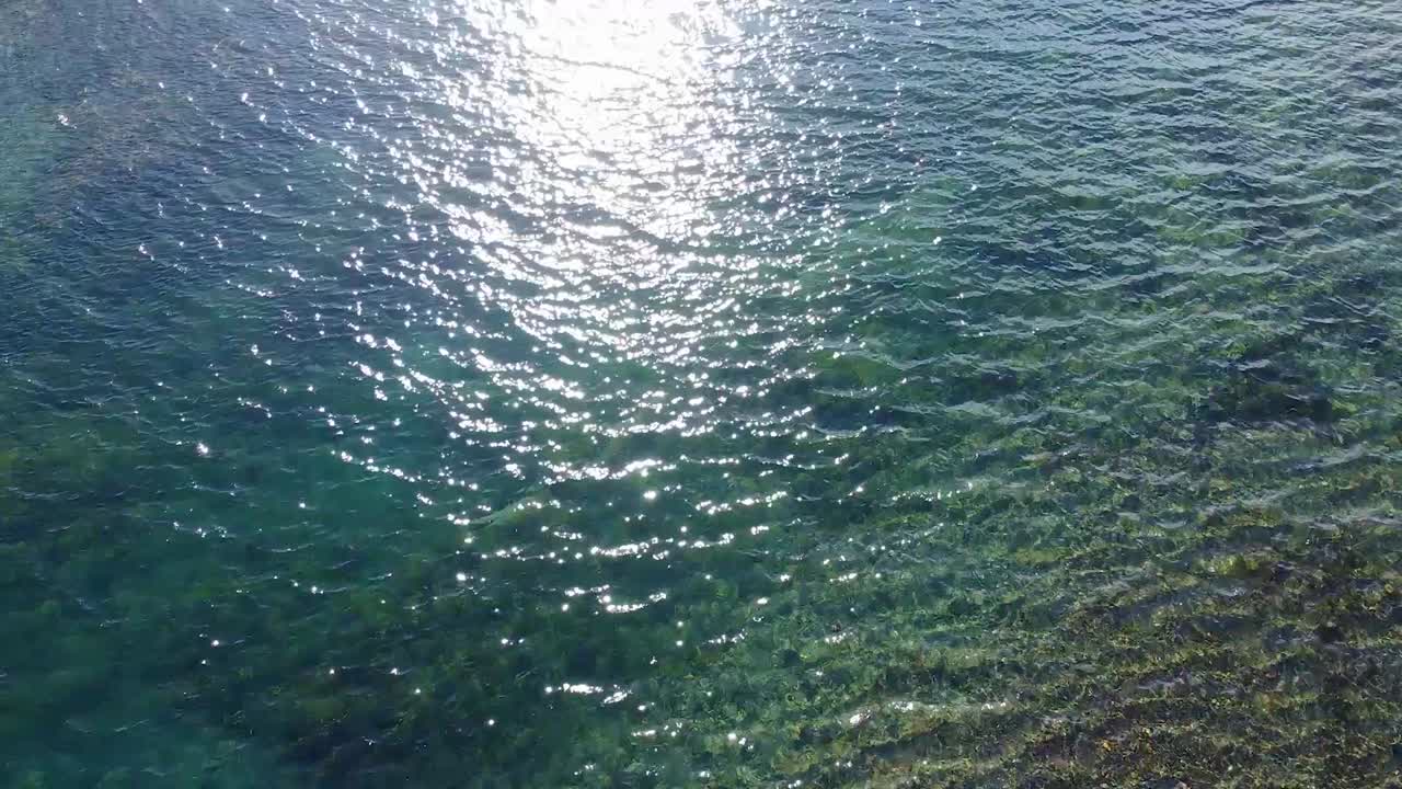 웅장 한 산 들 을 배경 으로 조용 한 강 의 매혹적 인 반사