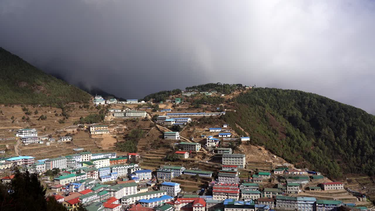 una vista de ángulo alto de las nubes de tormenta que pasan sobre la pequeña ciudad turística de namche bazar en nepal