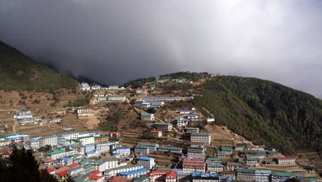 Eine-Erhöhte-Ansicht-Von-Sturmwolken,-Die-über-Die-Kleine-Touristenstadt-Namche-Bazaar-In-Nepal-Ziehen