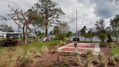 video de dron de 4k del daño del huracán ian en el parque de casas móviles en puerto norte, florida - 03