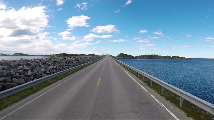 Guidare un'auto su una strada in Norvegia: la Strada dell'Oceano Atlantico o Strada Atlantica (Atlanterhavsveien), insignita del titolo di "Costruzione Norvegese del Secolo".