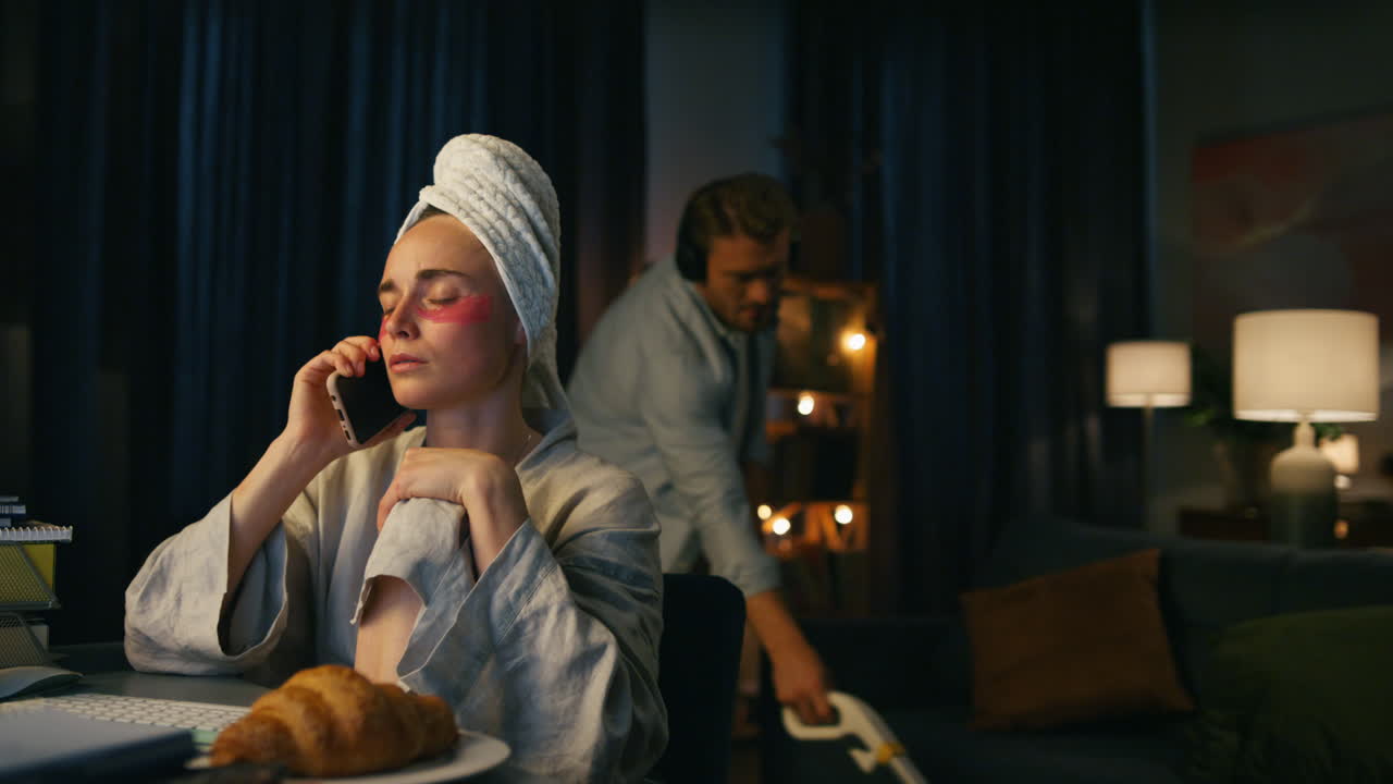 mujer triste hablando teléfono inteligente en casa primer plano. hombre despreocupado aspirando distracción