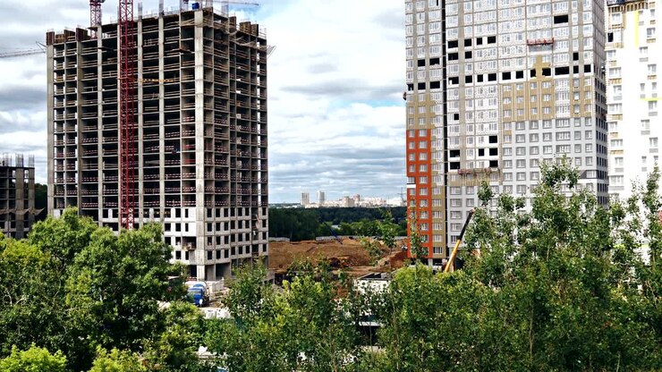 Canteiro de obras em Moscou com uma bela vista surgindo entre dois edifícios em construção