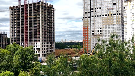 sitio de construcción en moscú con una hermosa vista apertura entre dos edificios en construcción