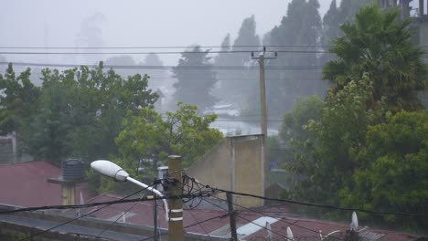 Diese-Aufnahme-Ist-Gemacht,-Als-Der-Regen-Irgendwie-Leichter-Geworden-Ist,-Man-Sieht-An-Der-Straßenlaterne,-Wie-Viel-Wassertropfen-Noch-Davon-Herunterfallen