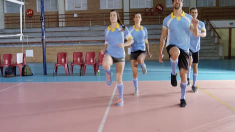 Jugadores-De-Voleibol-Haciendo-Ejercicio-En-La-Cancha-4k