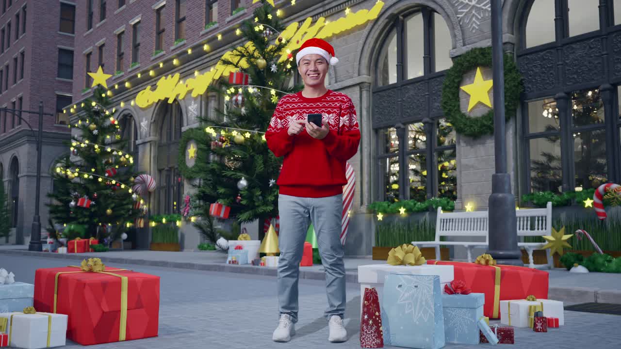hombre usando un teléfono inteligente en una calle de la ciudad decorada con navidad