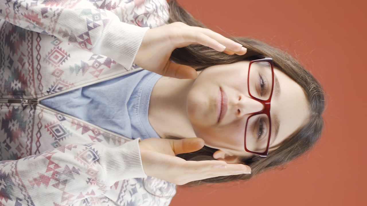 video vertical de la joven que tiene problemas para ver. problema ocular.