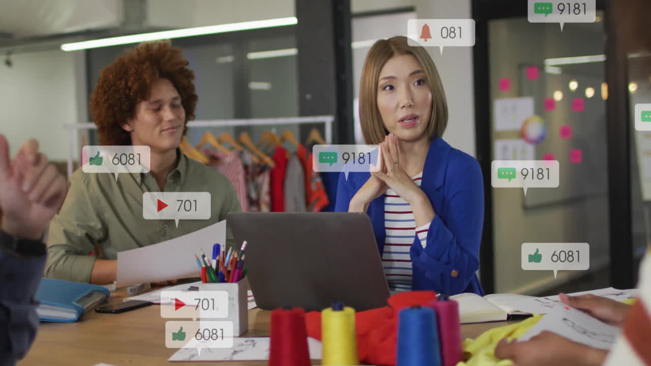 animación de múltiples barras de notificación sobre diversas diseñadoras que explican el diseño a sus compañeros de trabajo