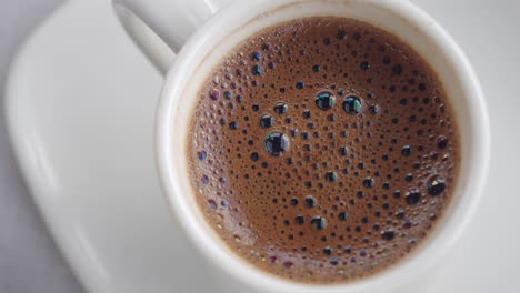 primer plano de café turco en una taza blanca