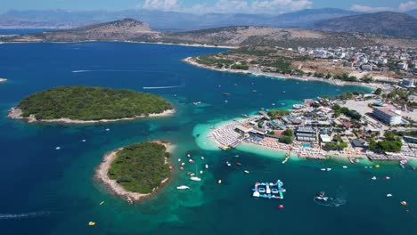 las islas ksamil son un paraíso: islas rocosas verdes, playas de arena blanca y mares azules de este destino de vacaciones de verano.