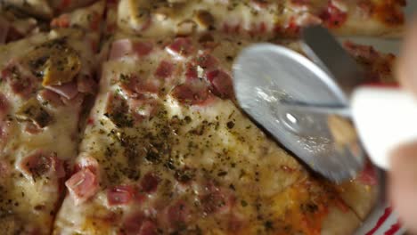 corte de queso pizza macro primer plano queso jamón setas cuchillo de corte redondo