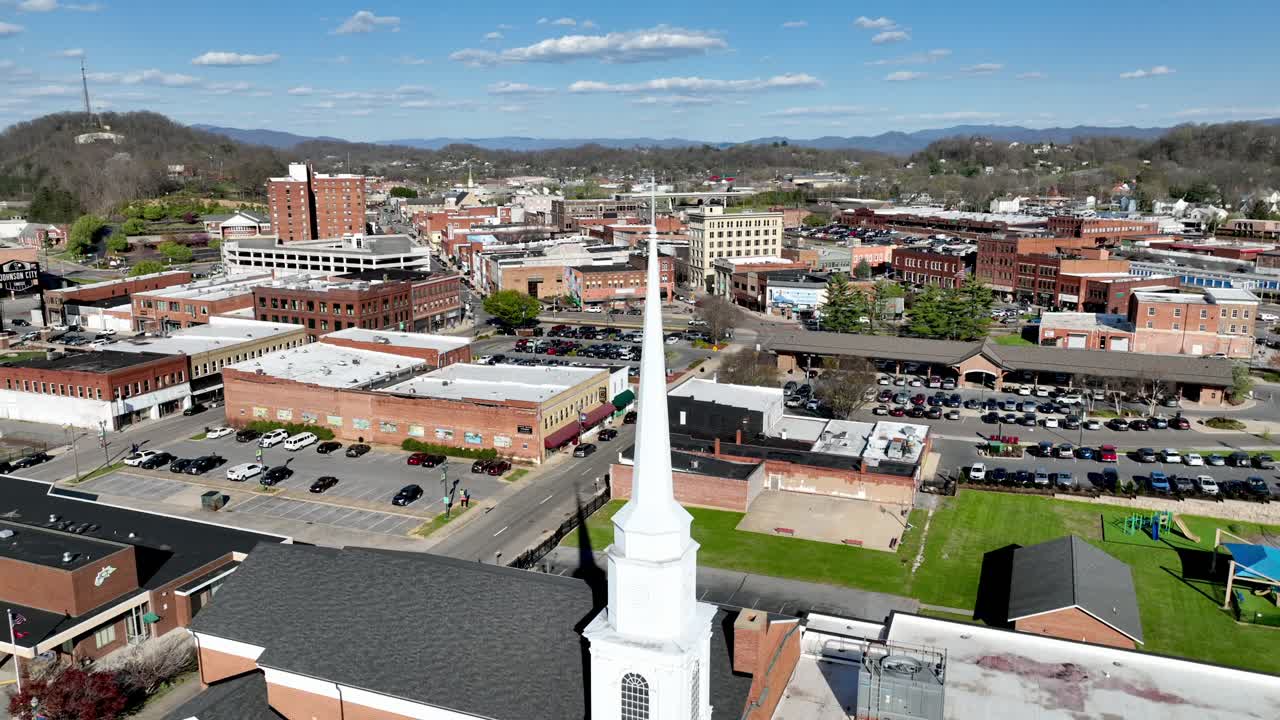 el campanario de la iglesia en primer plano en johnson city, tennessee