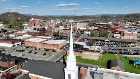 Kirchturm-Im-Vordergrund-Antenne-In-Johnson-City,-Tennessee