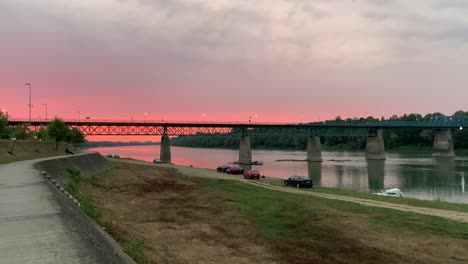 Vista-De-La-Puesta-De-Sol-Rosa-Sobre-El-Río