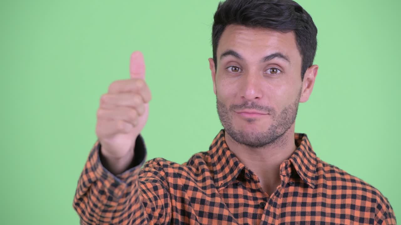 joven y guapo hombre hispano hipster