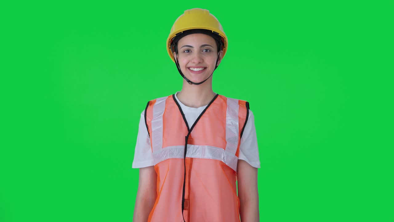행복한 인도 여성 건설 노동자 녹색 스크린