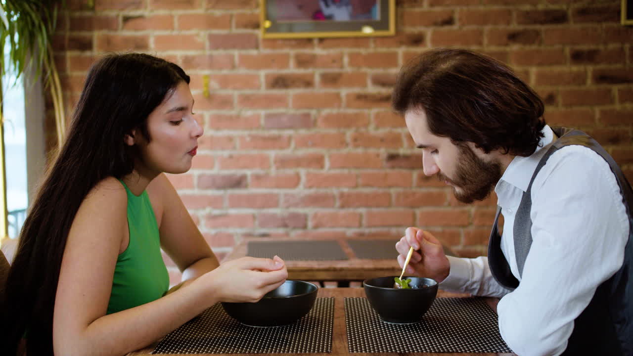 una pareja feliz tomando una foto en una cita.