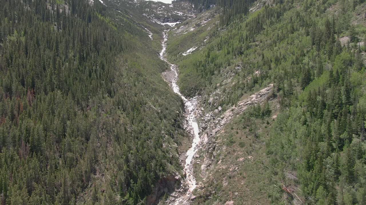 vista aérea de una hermosa cascada de 1.200 pies en el mármol de colorado