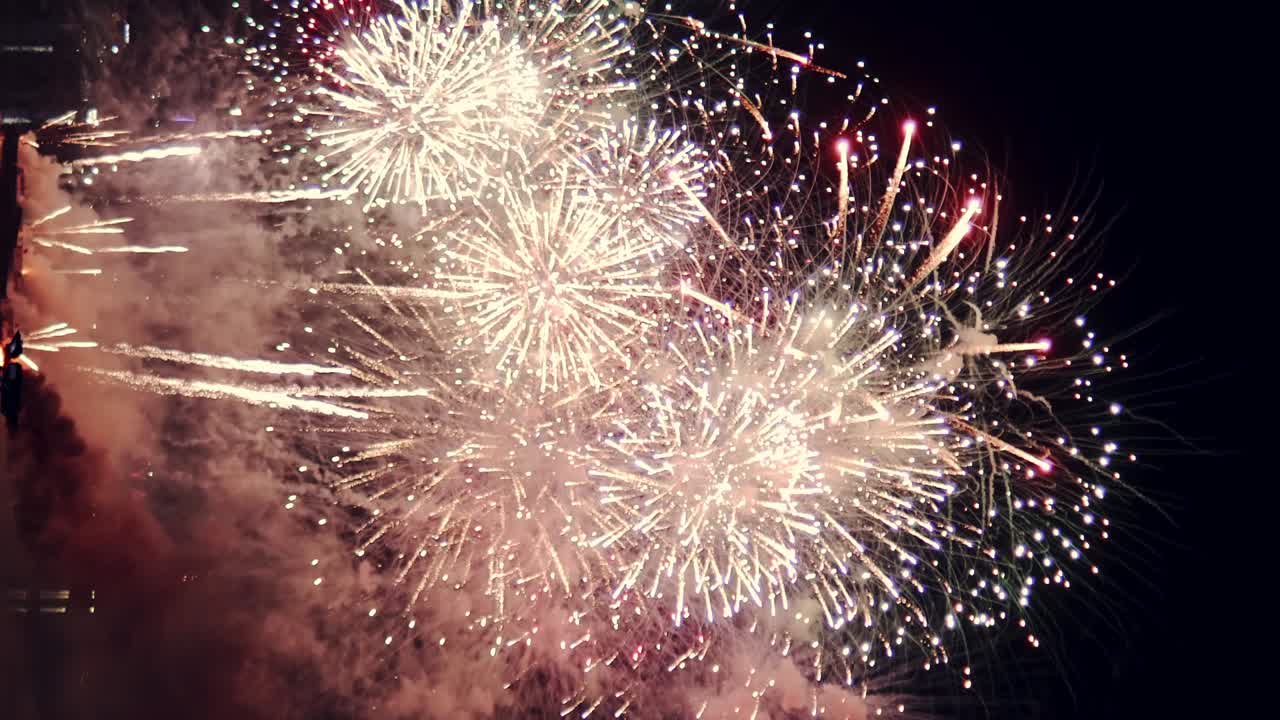 bucle sin fisuras de fuegos artificiales reales ilumina el cielo con deslumbrantes exhibiciones en el cielo nocturno