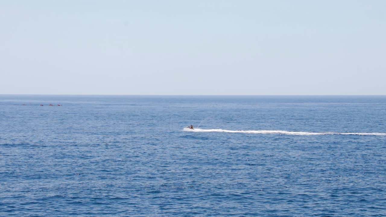 맑은 아드리아 해, 크로아티아에서 제트 스키 경주의 전망