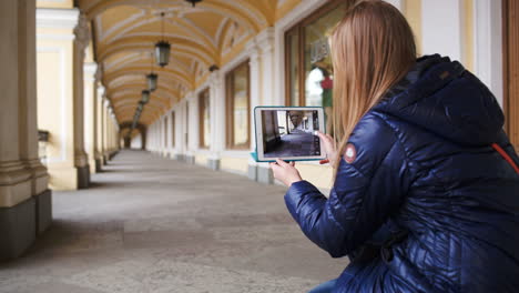 mujer con una tableta pc tomando una foto de la sala en perspectiva