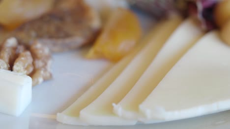 plato de queso y frutas