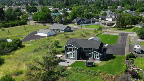 toma aérea en órbita de una casa costosa encaramada sobre el río spokane