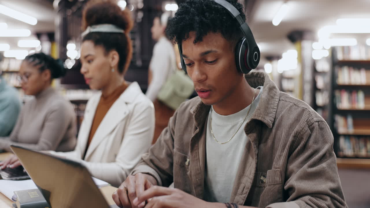 도서관에서 공부하는 학생