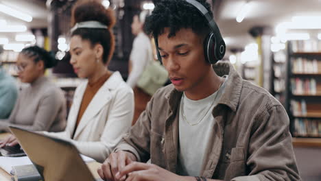 estudiantes que estudian en una biblioteca