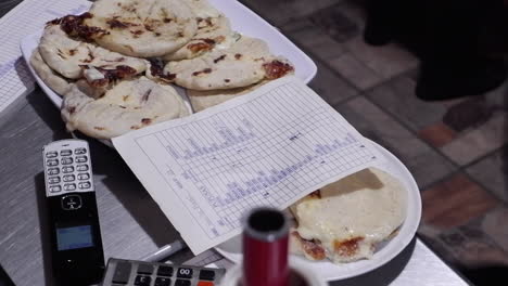 hoja de pedido en un plato de pupusas en el mostrador del restaurante de san salvador