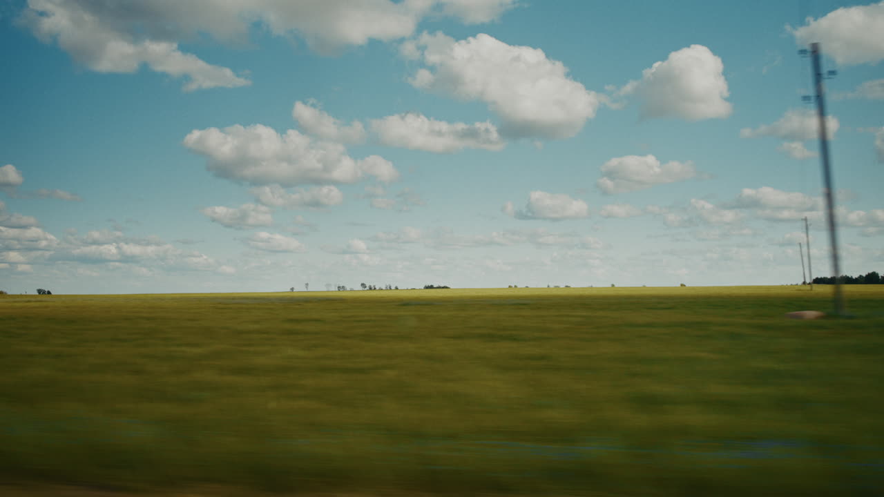 구름이 가득한 하늘 아래 넓은 들판