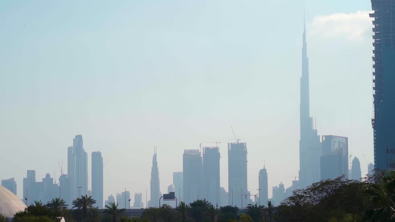 Skyline di Dubai di giorno.