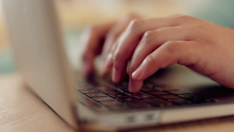 Laptop,-Online-Und-Hände-Einer-Person,-Die-Forschung-Tippt