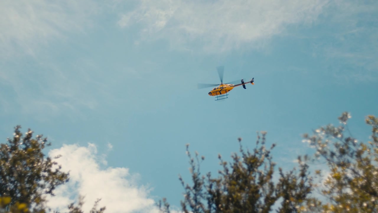 Un hélicoptère volant bas au-dessus de la caméra au ralenti