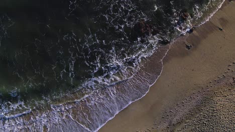 Vista-Aérea-De-Pájaro-De-Las-Olas-Del-Océano-En-La-Playa