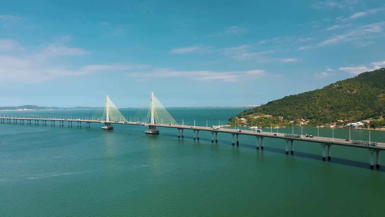 라구나, 산타 카타리나, 브라질에 위치한 열대 바다 위의 다리를 따라 탁 트인 공중 촬영