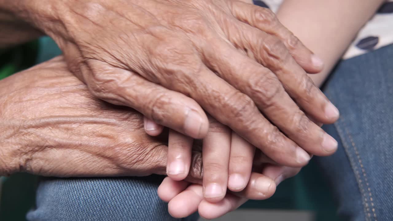 할아버지, 할머니와 손자가 손을 잡고