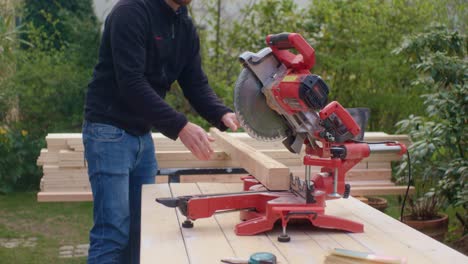 Der-Handwerker-Bringt-Das-Holz-In-Die-Richtige-Position