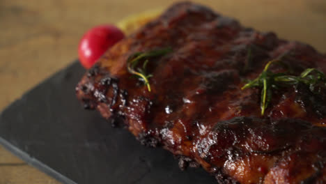 costillas de cerdo a la parrilla y barbacoa