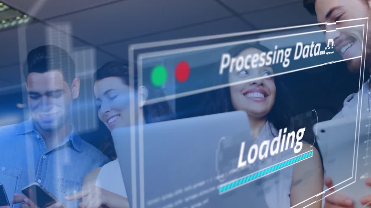 animación del procesamiento de datos en diversas personas de negocios que utilizan teléfonos inteligentes y portátiles.