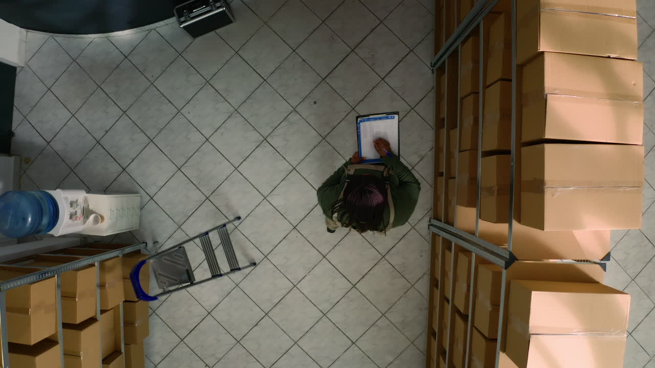 comprobación del inventario del almacén