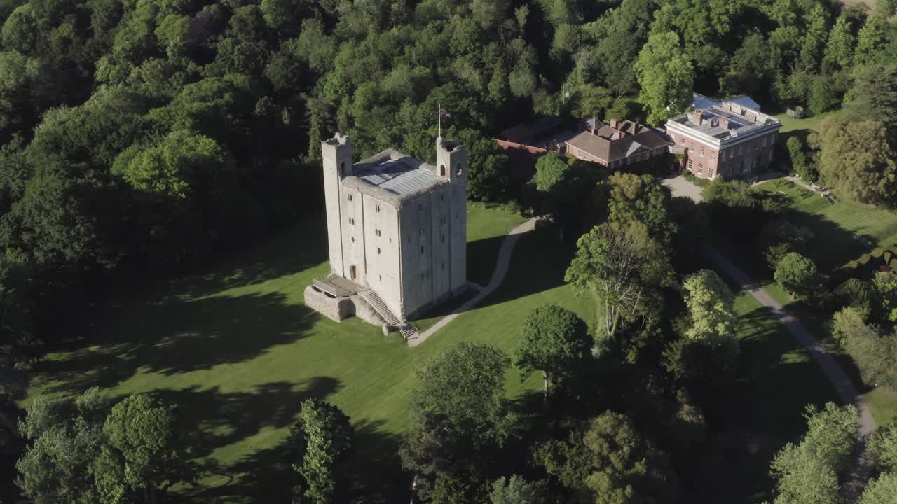 un hermoso día de verano en el campo con el castillo de hedingham alejándose