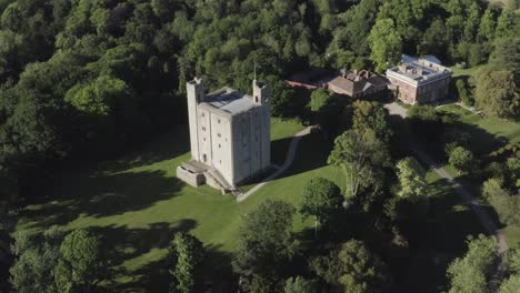 Un-Hermoso-Día-De-Verano-En-El-Campo-Con-El-Castillo-De-Hedingham-Alejándose