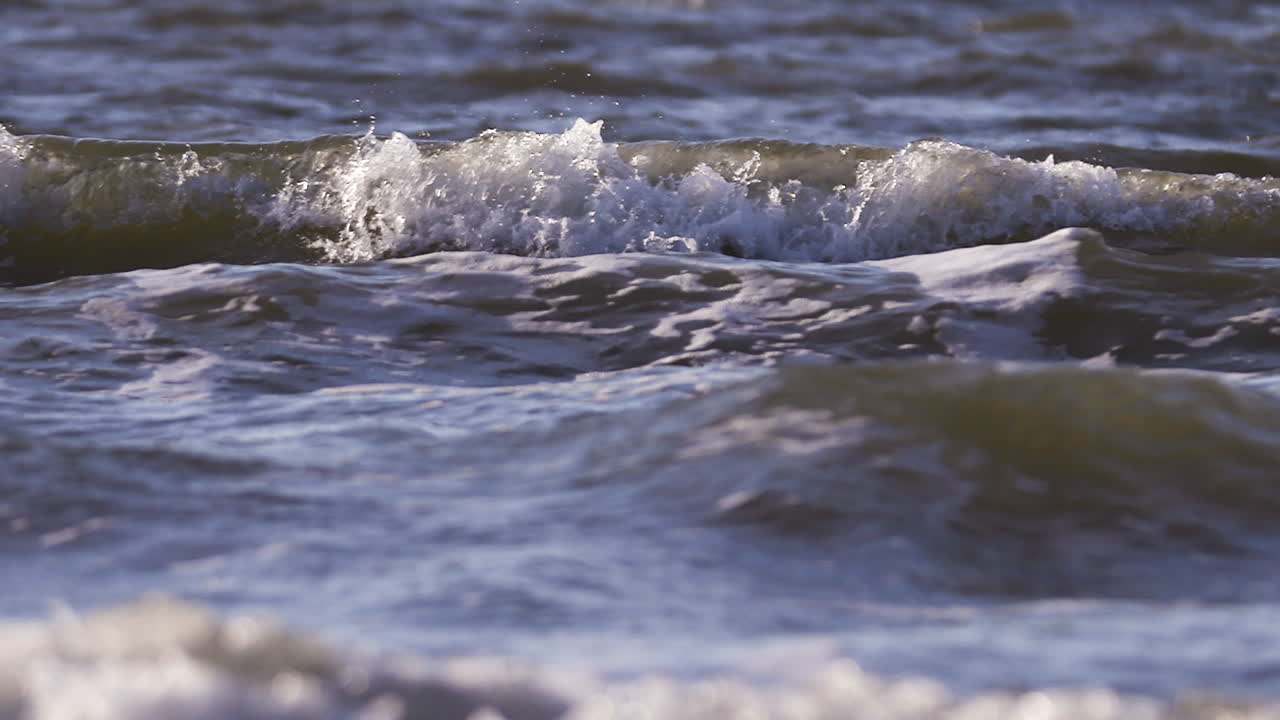 해변에서 돌진하는 바다 파도