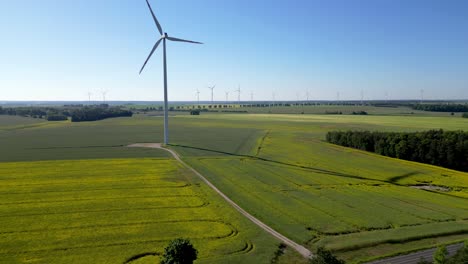 Blick-Auf-Eine-Windkraftanlage-Und-Den-Schatten-Der-Rotierenden-Rotorblätter,-Erneuerbare-Energiequellen