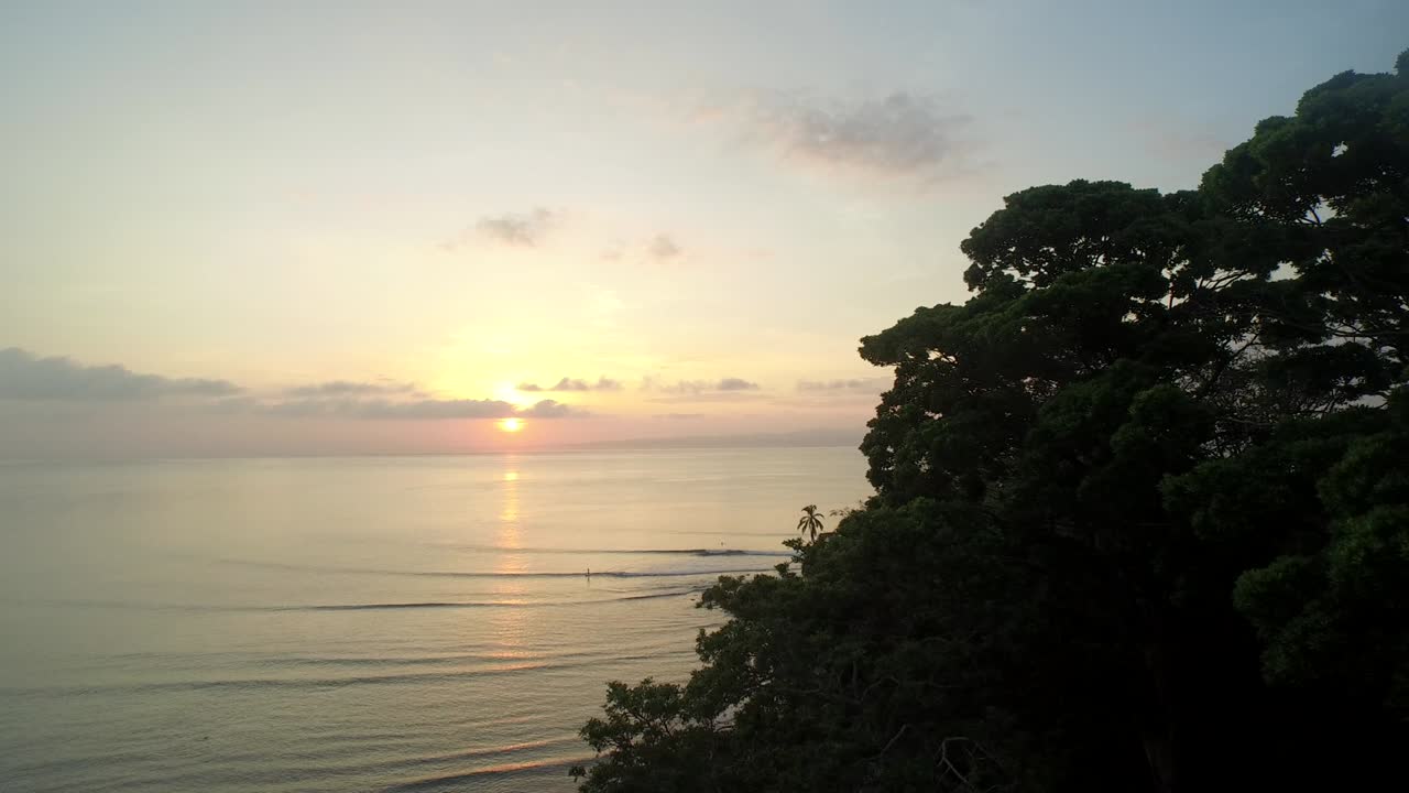 코스타리카의 푸에르토 지메네즈 해변에서 해가 지는 모습