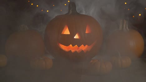 vela encendida jack-o-lanterna en la niebla en una superficie de madera