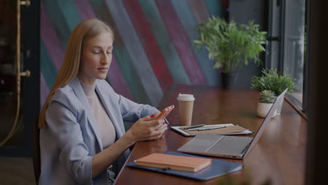 mujer trabajando en un café