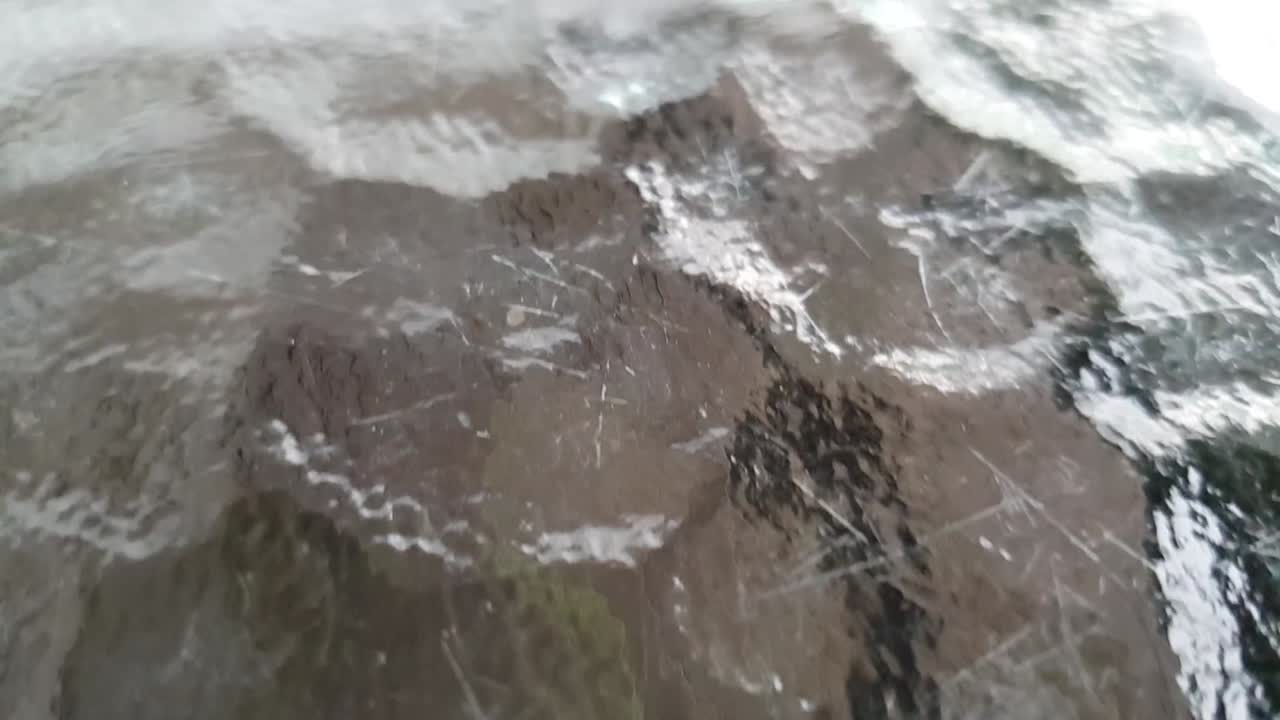 Tablero de mesa de cristal con finos arañazos y superficie con patrón texturizado irregular, metraje en movimiento a cámara lenta